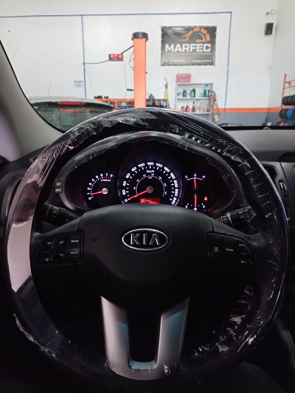 Carro esportivo em manutenção