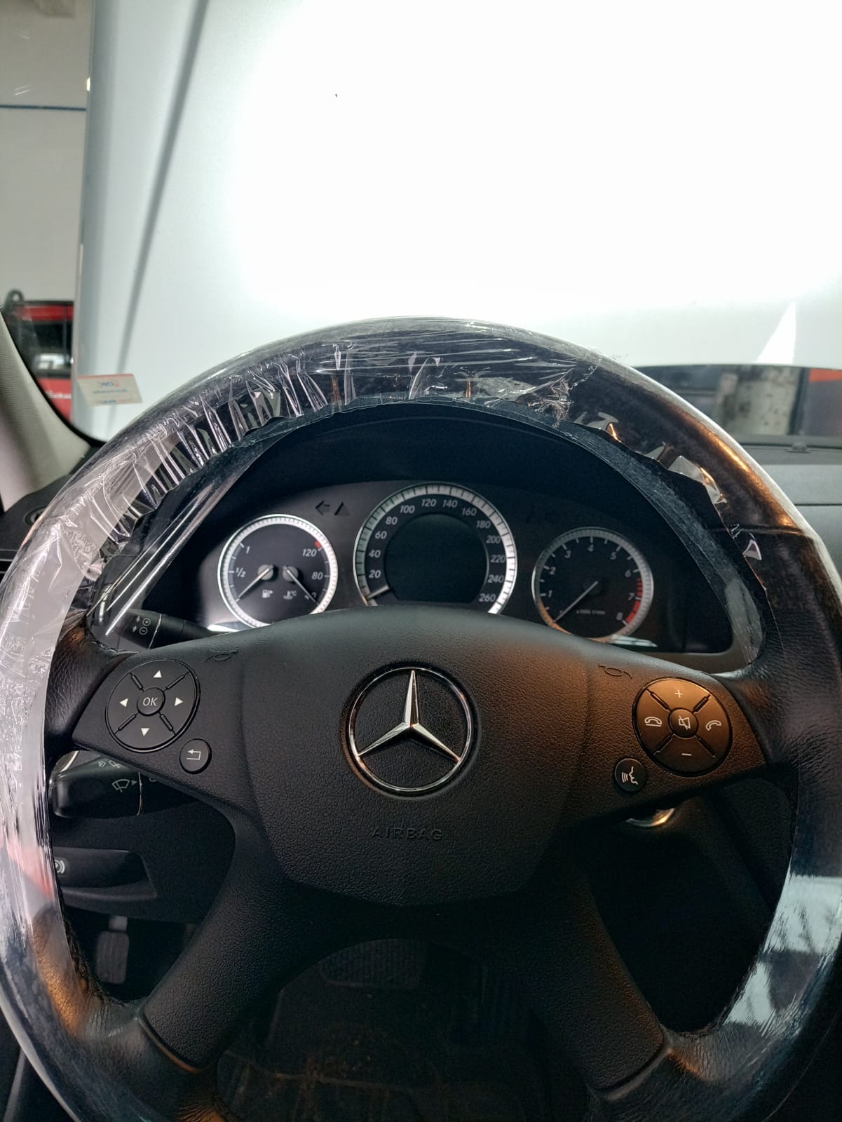 Detalhe de reparo em componente automotivo