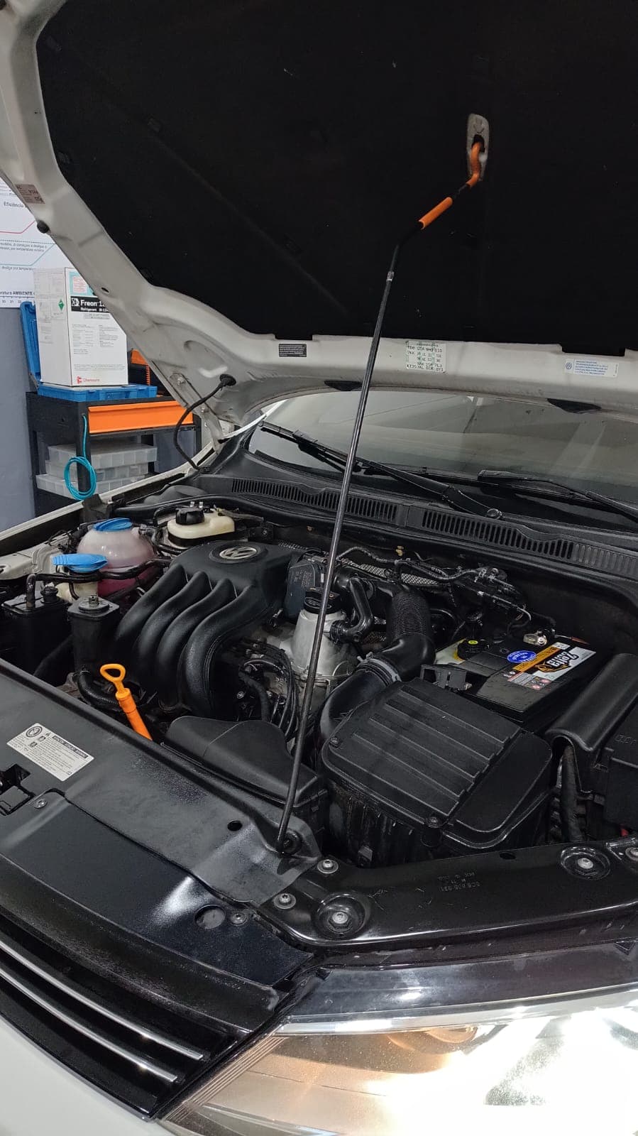 Detalhe de reparo em componente automotivo