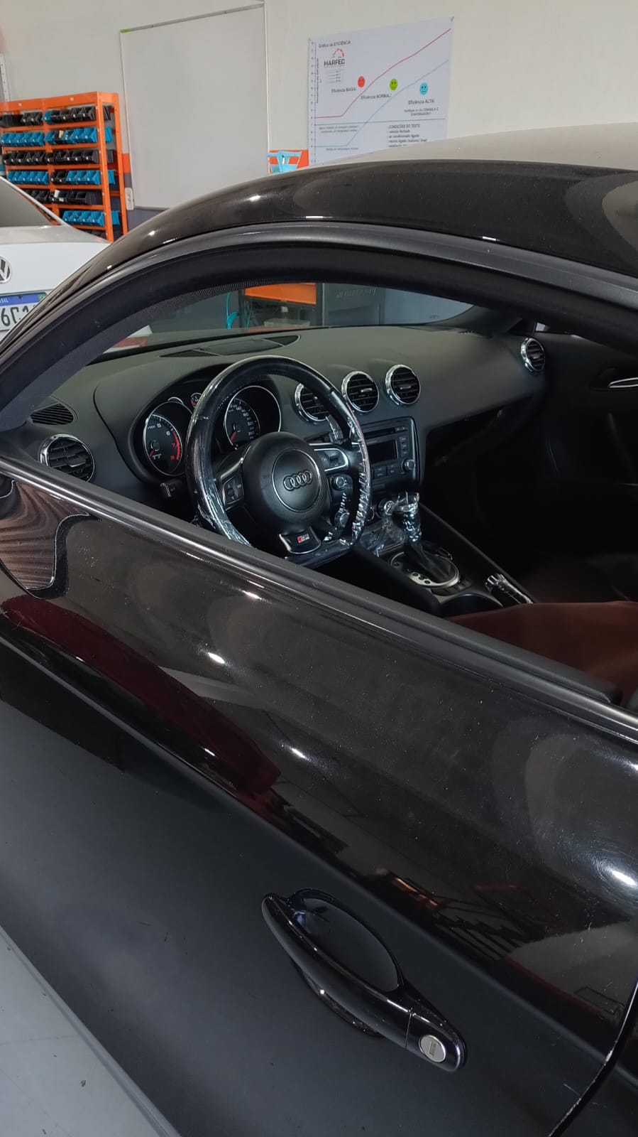 Detalhe de reparo em componente automotivo