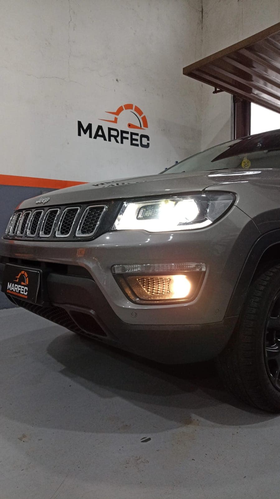 Mecânico trabalhando em sistema elétrico automotivo